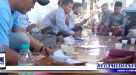 Caption: Kelompok Masyarakat saat melakukan proses NPHD di UPT Dinas PU Bina Marga Jatim Cabang Sampang.