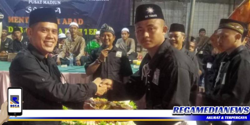 Caption: pengesahan warga baru PSHT dari tahun 2019 sampai 2022, dilapangan futsal Kaliasin Surabaya.