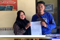 Caption: korban penganiayaan (Rosi) didampingi istrinya, saat melapor ke Polsek Camplong, Sampang.
