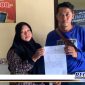 Caption: korban penganiayaan (Rosi) didampingi istrinya, saat melapor ke Polsek Camplong, Sampang.