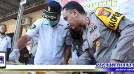 Caption: Kapolres Sampang (AKBP Arman) cek langsung hasil tes urine anggotanya.