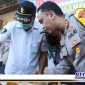 Caption: Kapolres Sampang (AKBP Arman) cek langsung hasil tes urine anggotanya.