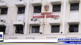 Caption: Gedung Satreskrim Polrestabes Surabaya.