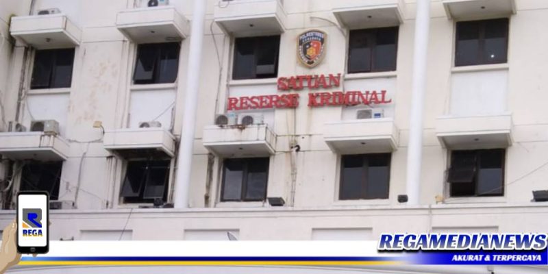 Caption: Gedung Satreskrim Polrestabes Surabaya.