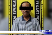Caption: tersangka kasus penggelapan sepeda motor wartawan saat diamankan di Mapolsek Bubutan Surabaya.