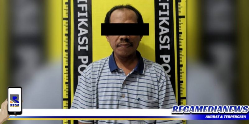 Caption: tersangka kasus penggelapan sepeda motor wartawan saat diamankan di Mapolsek Bubutan Surabaya.