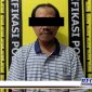 Caption: tersangka kasus penggelapan sepeda motor wartawan saat diamankan di Mapolsek Bubutan Surabaya.