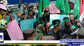 Caption: mahasiswa Sampang saat demo didepan kantor DPRD Sampang.