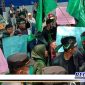 Caption: mahasiswa Sampang saat demo didepan kantor DPRD Sampang.