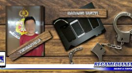 Caption: tersangka kasus curat dan barang buktinya diamankan di Mapolsek Kenjeran Surabaya.