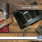 Caption: tersangka kasus curat dan barang buktinya diamankan di Mapolsek Kenjeran Surabaya.