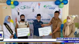 Caption: Kadis Perindustrian dan Tenaga Kerja Bangkalan (Salman Hidayat), didampingi Kepala BPJS Ketenagakerjaan Madura (Vinca Meitasari) menyerahkan bantuan penerima manfaat promotif preventif.