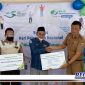 Caption: Kadis Perindustrian dan Tenaga Kerja Bangkalan (Salman Hidayat), didampingi Kepala BPJS Ketenagakerjaan Madura (Vinca Meitasari) menyerahkan bantuan penerima manfaat promotif preventif.