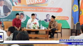 Caption: M. Mas'ud Adnan (kanan) penulis buku 