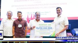 Caption: Direktur Utama BPJAMSOSTEK (Anggoro Eko Cahyo), secara simbolis menyerahkan manfaat JKK kepada Ketua Umum KONI Pusat (Marciano Norman).
