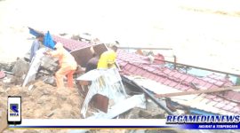 Caption: sejumlah warga mengevakuasi harta benda di rumah rusak akibat banjir.