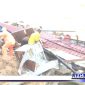 Caption: sejumlah warga mengevakuasi harta benda di rumah rusak akibat banjir.