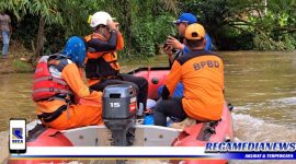 Caption: saat pencarian orang hilang terbawa arus di sungai Alue Seulaseh.