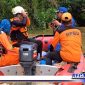 Caption: saat pencarian orang hilang terbawa arus di sungai Alue Seulaseh.