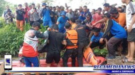 Caption: saat korban di evakuasi oleh tim gabungan beserta warga  di sungai Alue Seulaseh.