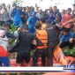 Caption: saat korban di evakuasi oleh tim gabungan beserta warga  di sungai Alue Seulaseh.