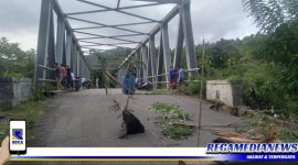 Caption: Abutment jembatan baja di Gampong Jambo Papeun, Kecamatan Meukek, nyaris ambruk akibat dihantam banjir pada Rabu (21/9/2022). 