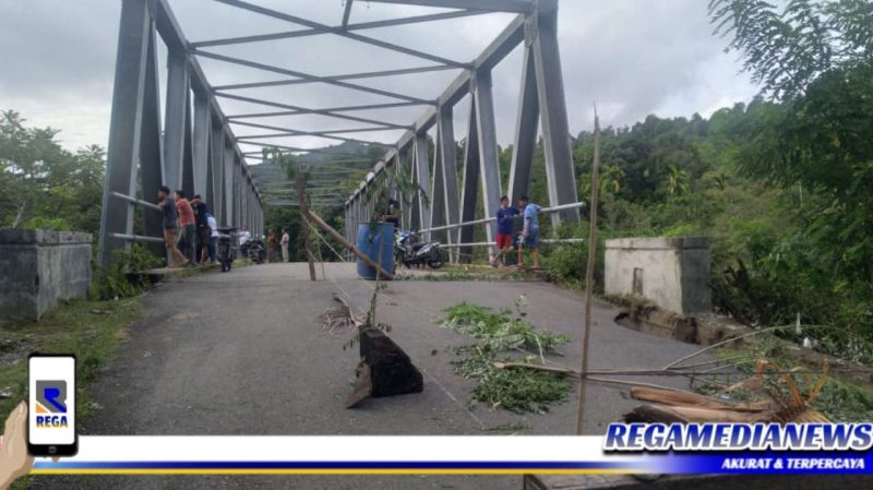 Caption: Abutment jembatan baja di Gampong Jambo Papeun, Kecamatan Meukek, nyaris ambruk akibat dihantam banjir pada Rabu (21/9/2022). 