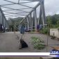 Caption: Abutment jembatan baja di Gampong Jambo Papeun, Kecamatan Meukek, nyaris ambruk akibat dihantam banjir pada Rabu (21/9/2022). 
