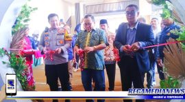 Caption: Gunting Pita oleh Pemerintah Kabupaten Pamekasan bersama Direktur PR Ayunda bertanda gudang sudah bisa Beroperasi.(doc.Sohebullah)