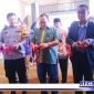 Caption: Gunting Pita oleh Pemerintah Kabupaten Pamekasan bersama Direktur PR Ayunda bertanda gudang sudah bisa Beroperasi.(doc.Sohebullah)