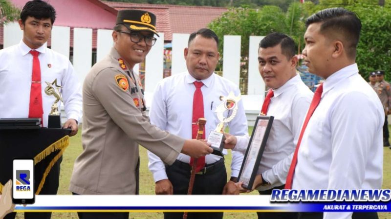 Caption: Kapolres Aceh Selatan (AKBP Nova Suryandaru), menyerahkan penghargaan kepada 30 personel anggotanya, (Doc: Humas Polres Aceh Selatan).