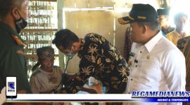 Caption: Bupati Sampang H. Slamet Junaidi saat temui warga kurang mampu di Desa Karang Penang.