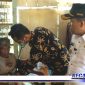 Caption: Bupati Sampang H. Slamet Junaidi saat temui warga kurang mampu di Desa Karang Penang.