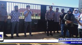 Caption: keluarga korban pencabulan saat unjuk rasa didepan Mako Polres Gorontalo Utara.