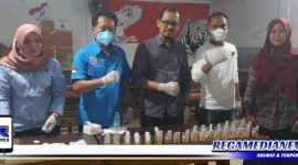 Caption: PANNA Jatim bersama BNNP Jatim tunjukkan tes urine pelajar SMK Sejahtera Surabaya.