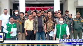 Caption: dampingi kuasa hukumnya, GP Ansor dan Banser datangi Mako Polrestabes Surabaya.