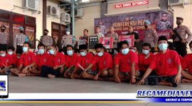 Caption: Kapolres Sampang didampingi Kasat Narkoba, tunjukkan para tersangka dan barang bukti narkoba jenis sabu.