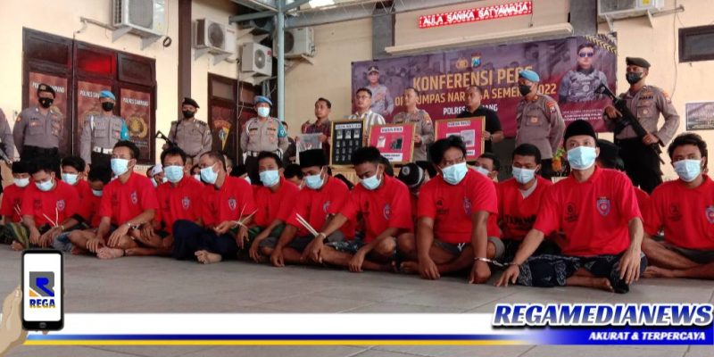 Caption: Kapolres Sampang didampingi Kasat Narkoba, tunjukkan para tersangka dan barang bukti narkoba jenis sabu.