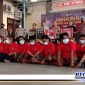 Caption: Kapolres Sampang didampingi Kasat Narkoba, tunjukkan para tersangka dan barang bukti narkoba jenis sabu.