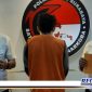 Caption: polisi tunjukkan tersangka kasus narkoba inisial (WY) dan barang bukti narkoba jenis sabu-sabu.