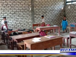 Miris ! Siswa SD di Sampang Belajar Digedung Kurang Layak