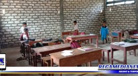 Caption: tampak sejumlah murid berada didalam ruang kelas SDN Gunung Kesan 1.