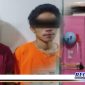 Caption: dua tersangka kasus narkoba saat diamankan di Mapolsek Krembangan Surabaya.