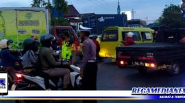 Caption: Kapolsek Krembangan dan Kanit Lantas tampak turun langsung mengatur arus lalu lintas di jalan raya kalianak.