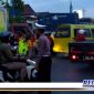 Caption: Kapolsek Krembangan dan Kanit Lantas tampak turun langsung mengatur arus lalu lintas di jalan raya kalianak.