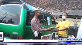 Caption: Kanit Lantas Polsek Krembangan tengah memberikan bantuan sembako kepada sopir angkot.