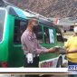 Caption: Kanit Lantas Polsek Krembangan tengah memberikan bantuan sembako kepada sopir angkot.