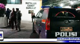 Caption: terlihat mobil polisi berada didepan Instalasi Gawat Darurat RSUD Sampang.