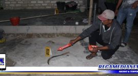 Caption: petugas saat identifikasi di tempat kejadian perkara (TKP), di Dusun Tengah, Desa Gunung Maddah.