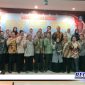 Caption: Sekretaris Disdik Sampang (Arif Budiansor Munikira) bersama 13 Kepsek usai sertijab, di aula lantai 2 kantor Disdik Sampang.
